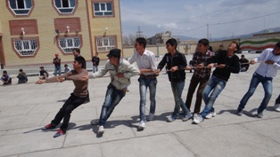برگزاری مسابقه طناب کشی در مدارس شیروان
